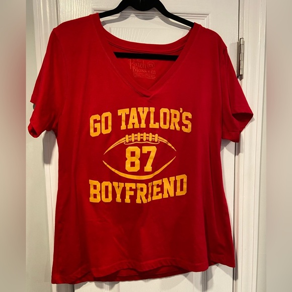 Go Taylor’s Boyfriend Size 2X KC Chiefs Travis Kelce Red V Neck Tee Shirt - Picture 1 of 9